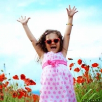 Картинка с позитивной девочкой в розовых очках