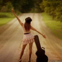 Картинка с девушкой на дороге, которая стоит спиной