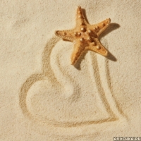 Картинка с сердцем из песка с лежащей рядом морской звездой