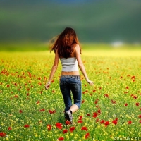 Картинка с девушкой, бегущей в поле среди цветов