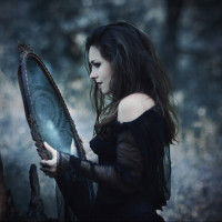 Фото с девушкой с зеркалом в черном платье