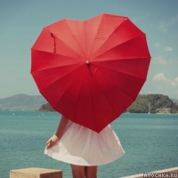 Картинка с девушкой с зонтом в форме сердца