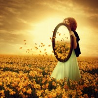 Рисунок девушки с зеркалом на цветочном поле