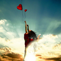 Фото с девушкой на фоне затянутого тучами неба с сердцем
