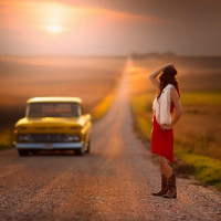 Фото с девушкой, которая стоит в красном платье на дороге