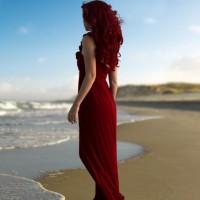 Фото с девушкой со спины с красными волосами и в красном платье