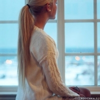 Фото девушки, сидящей спиной у окна