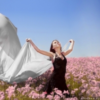Картинка с беззаботной девушкой в поле среди цветов
