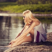 Картинка с блондинкой у воды