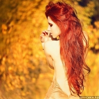 Картинка с красивой рыжеволосой девушкой со спины