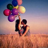 Картинка с парнем и девушкой с воздушными шариками