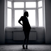 Картинка с силуэтом девушки в пустой комнате