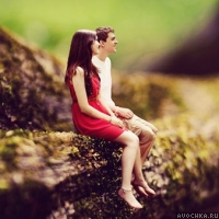 Картинка с девушкой и парнем на дереве