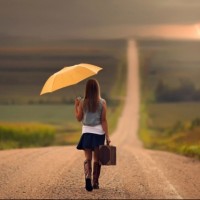 Девушка с зонтом, идущая по дороге