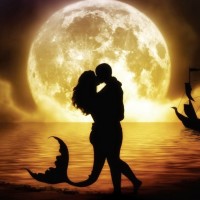 Влюбленная пара под луной на закате возле воды