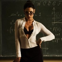 Учительница в очках у доски