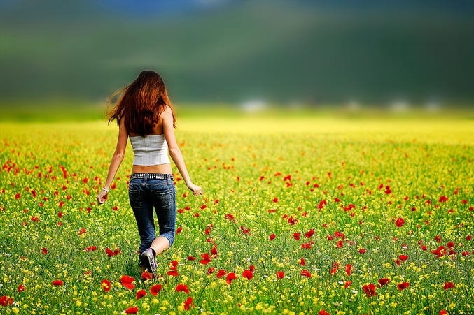 Картинка 677x451 | Картинка с девушкой, бегущей в поле среди цветов | Девушки, Природа, фото