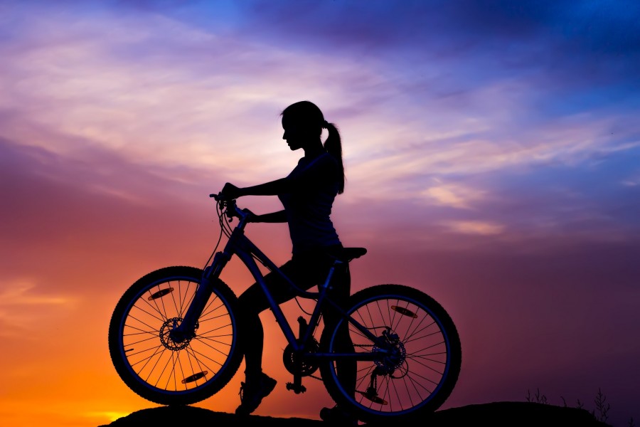 Картинка 900x601 | Силуэт с девушкой на велосипеде на фоне заката | Девушки, Силуэты, фото