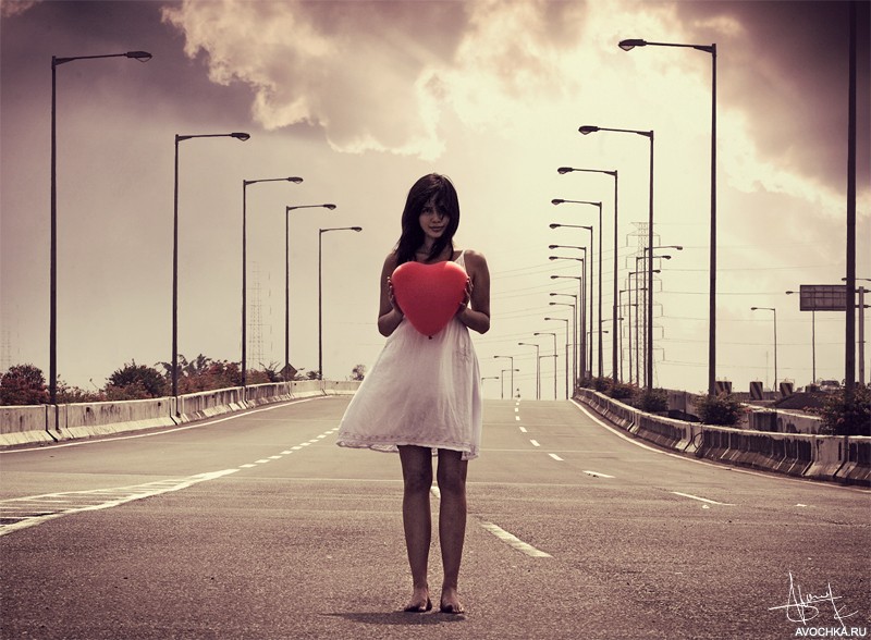 Картинка 800x588 | Аватарка с девушкой в белом платье, которая держит сердце в руках | Девушки, Любовь, фото