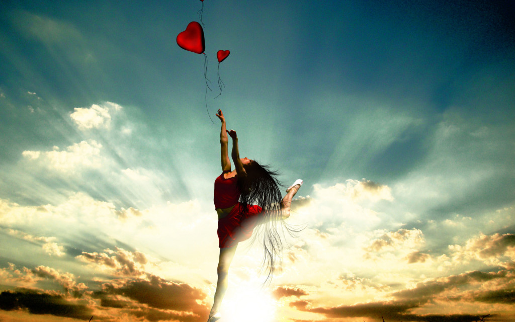 Картинка 1024x640 | Фото с девушкой на фоне затянутого тучами неба с сердцем | Девушки, фото