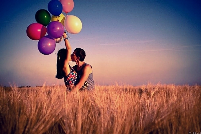 Картинка 640x427 | Картинка с парнем и девушкой с воздушными шариками | Любовь, Праздники, фото