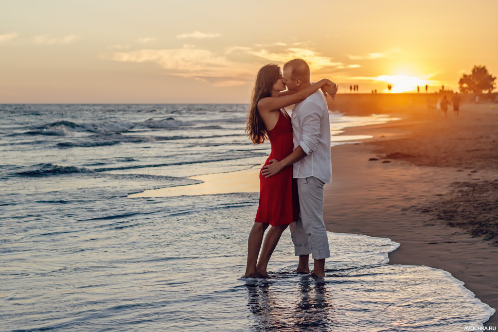 Картинка 1024x683 | Романтическое фото влюбленной пары на берегу моря. | Любовь, фото