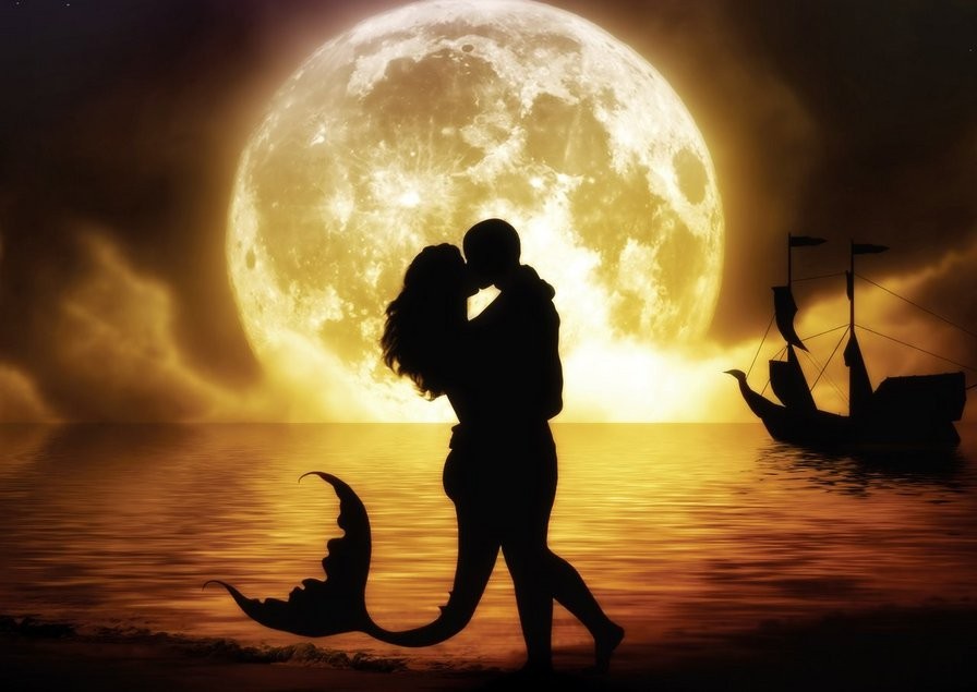 Картинка 896x635 | Влюбленная пара под луной на закате возле воды | Любовь, Силуэты, фото